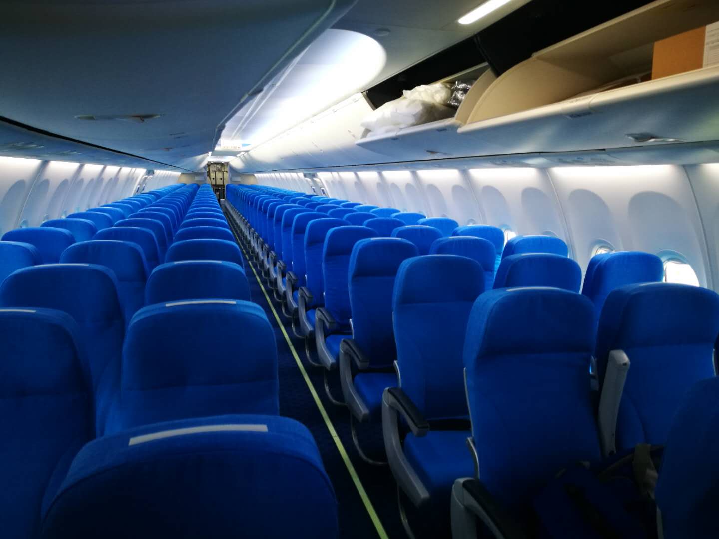1528883610243631.jpg 飛機(jī)客艙內(nèi)部.jpg